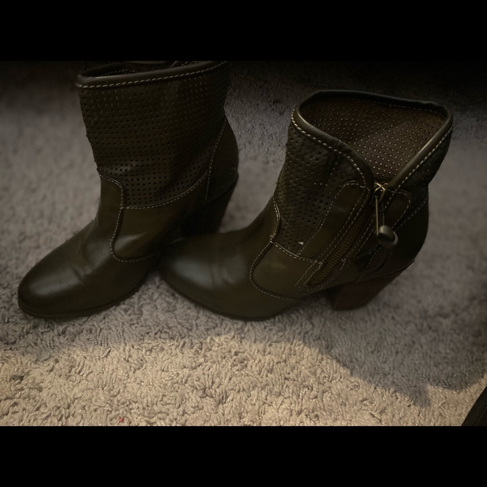 Army green, cute ankle boots. Size 6